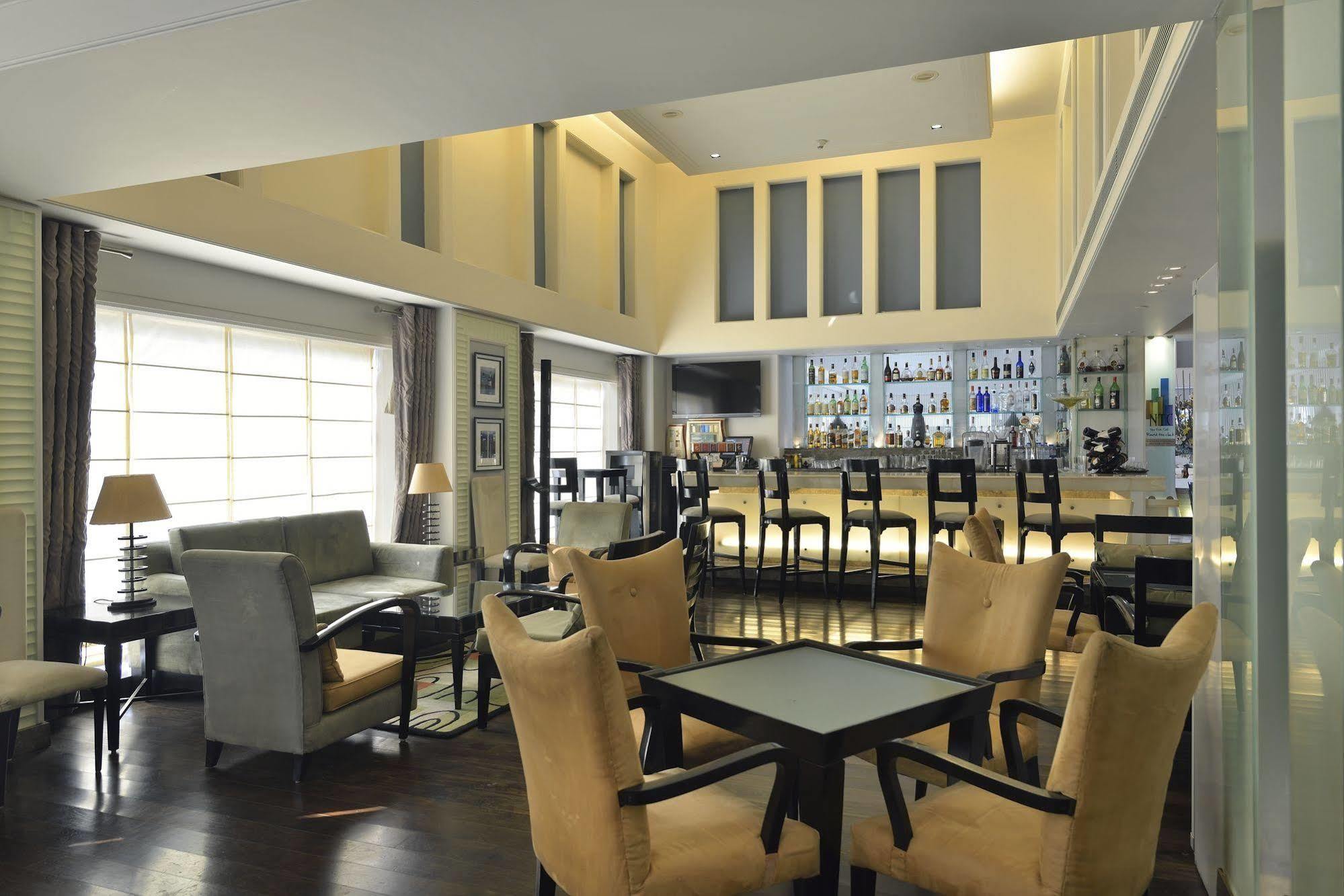 Hotel Park Plaza Gurgaon Exterior foto The bar at the hotel